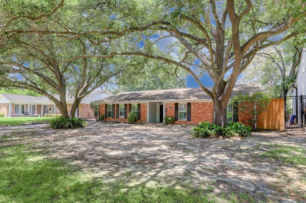 7806 Piping Rock Ln, Houston TX  77063-3120 exterior