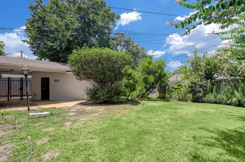 7806 Piping Rock Ln, Houston TX  77042-2728 exterior