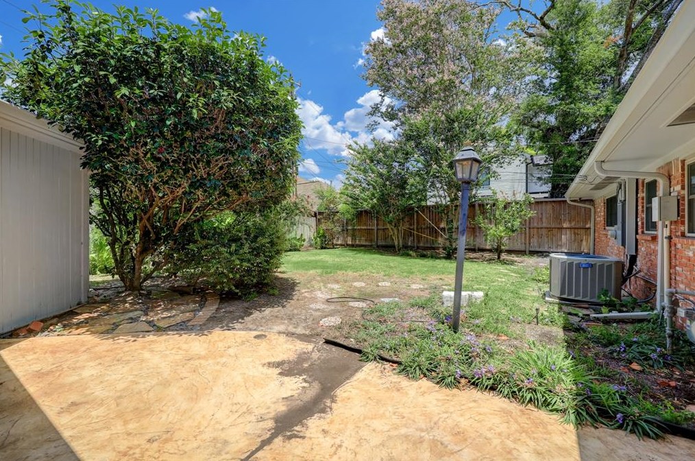 7806 Piping Rock Ln, Houston TX  77042-2728 exterior