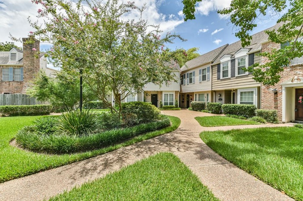13232 Trail Hollow Dr, Houston TX  77079-3747 exterior