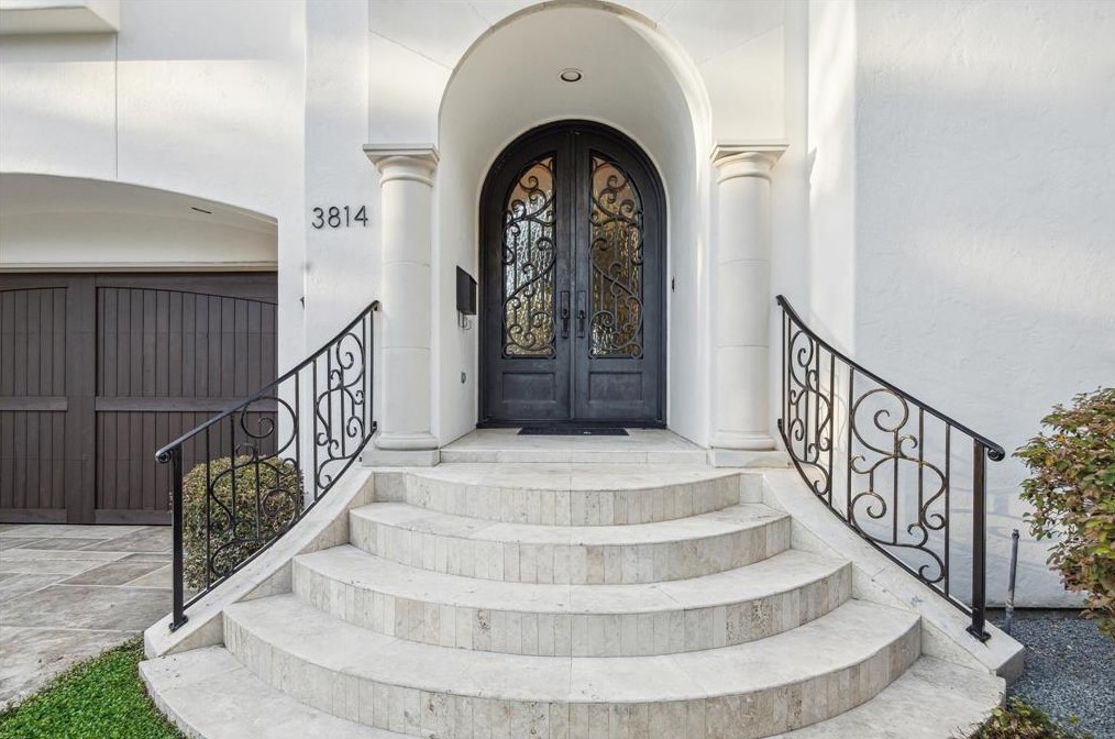 3814 Drummond St, Houston TX  77025-2420 exterior