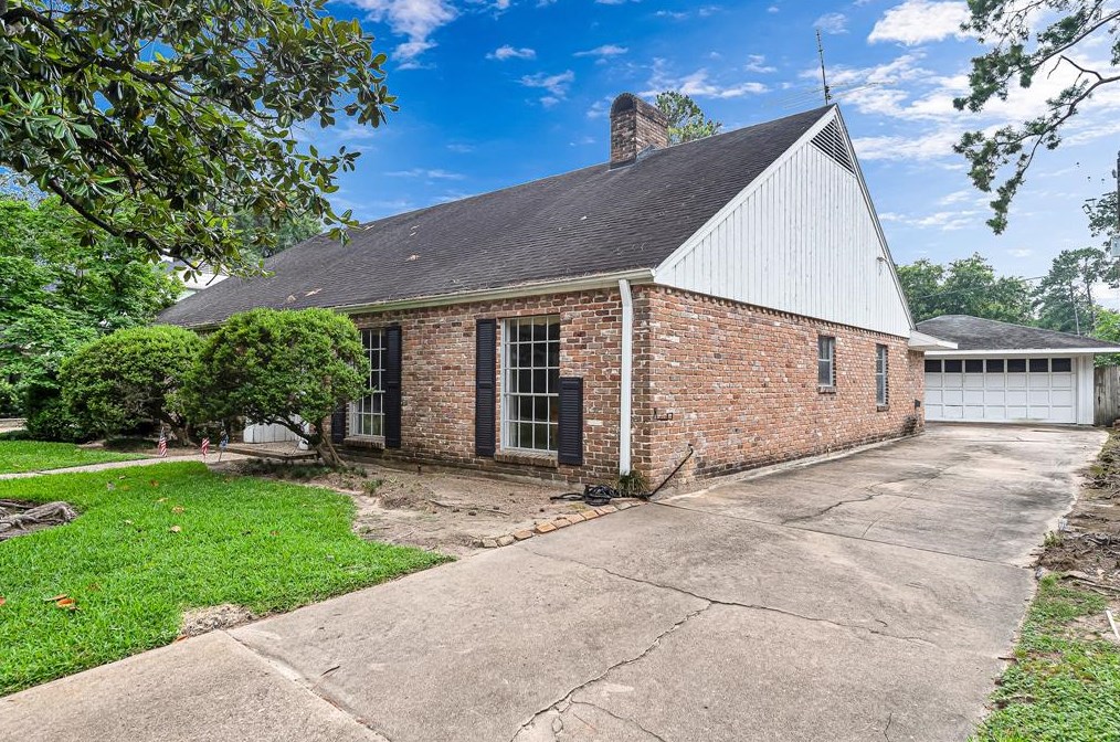 10019 Lynbrook Dr, Houston TX  77042-1557 exterior