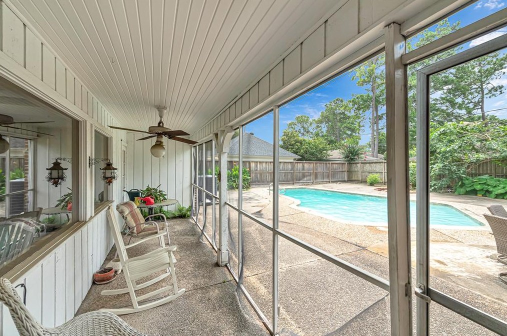 10019 Lynbrook Dr, Houston TX  77057-2251 exterior