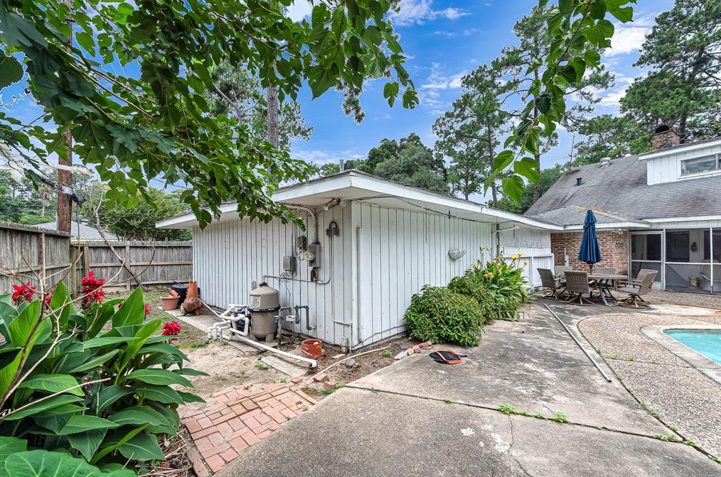 10019 Lynbrook Dr, Houston TX  77057-2251 exterior