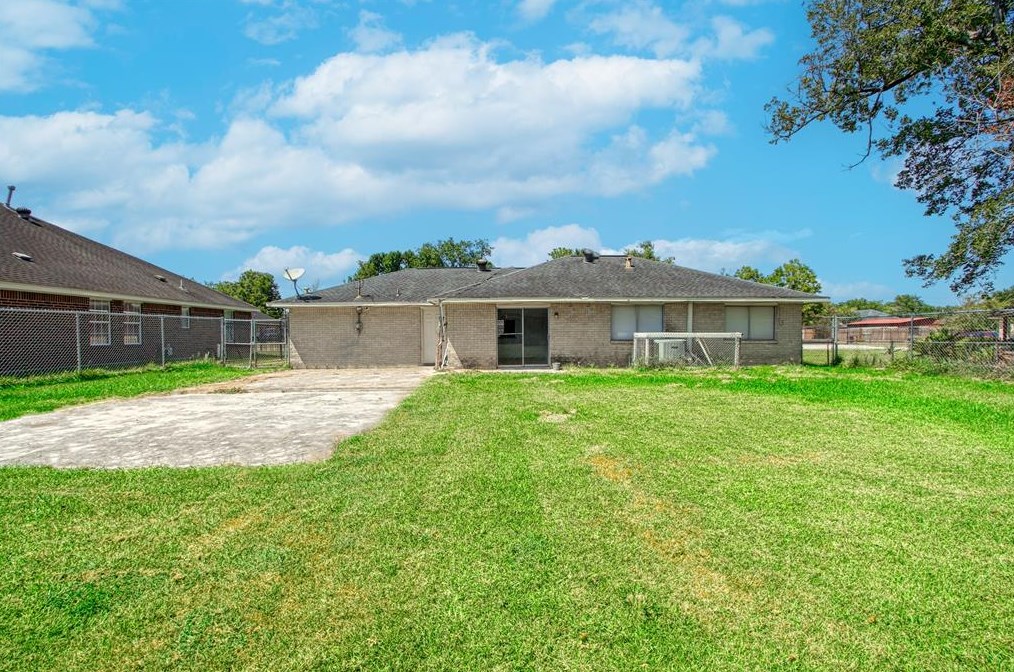 2710 Bluerock St, Houston TX  77039-3106 exterior