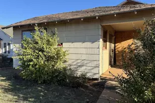 105 E Washington Ave, Electra, TX 76360 - Photo 7