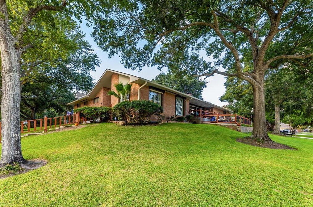 702 Timber Cv Dr, Taylor Lake Village TX 77586-4617 exterior