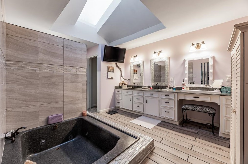 702 Timber Cv Dr, Taylor Lake Village TX 77586-4617 exterior