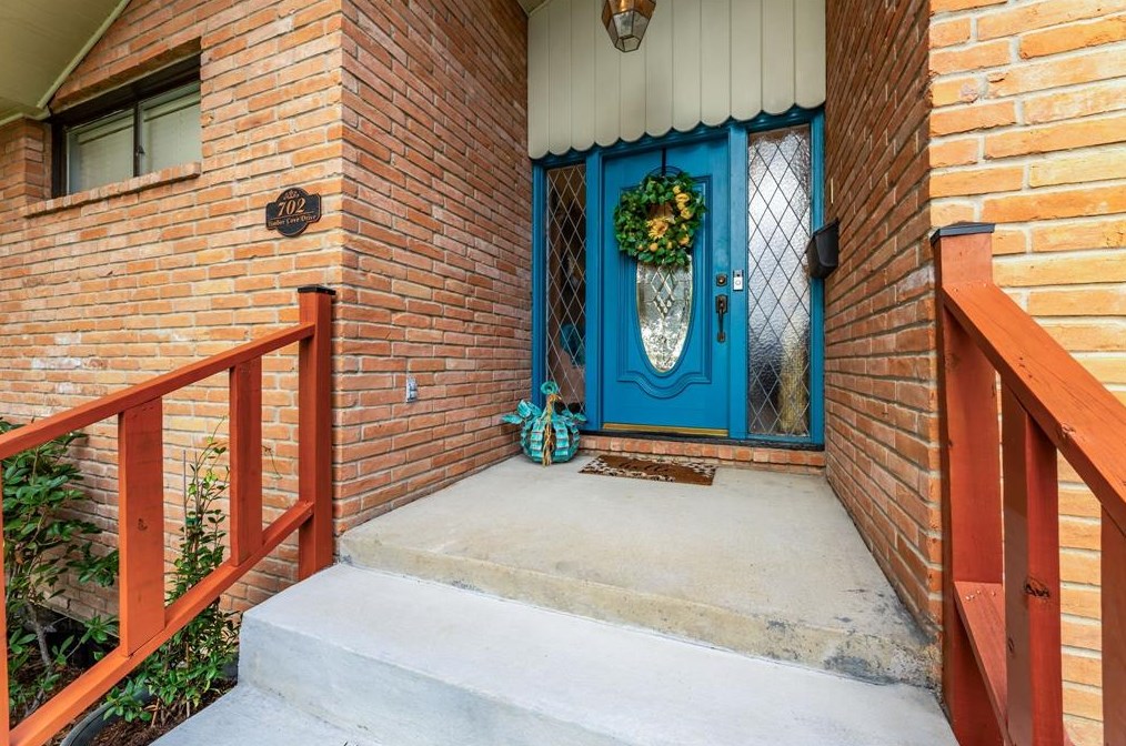 702 Timber Cv Dr, Taylor Lake Village TX 77586-4617 exterior