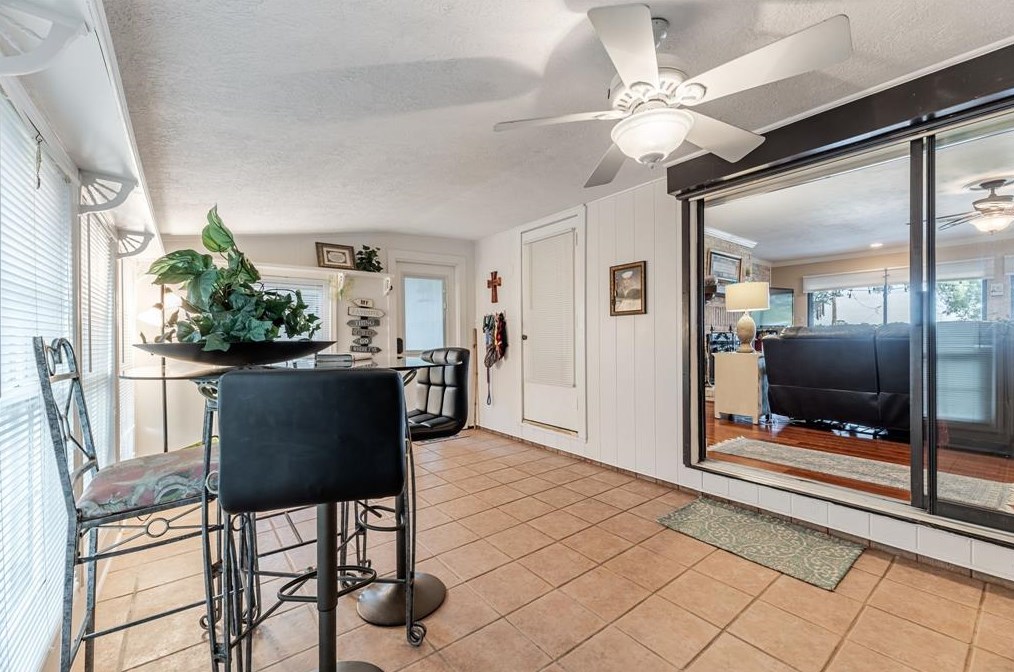 702 Timber Cv Dr, Taylor Lake Village TX 77586-4617 exterior