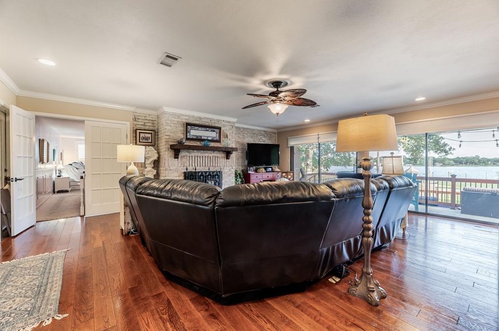 702 Timber Cv Dr, Taylor Lake Village TX 77586-4617 exterior