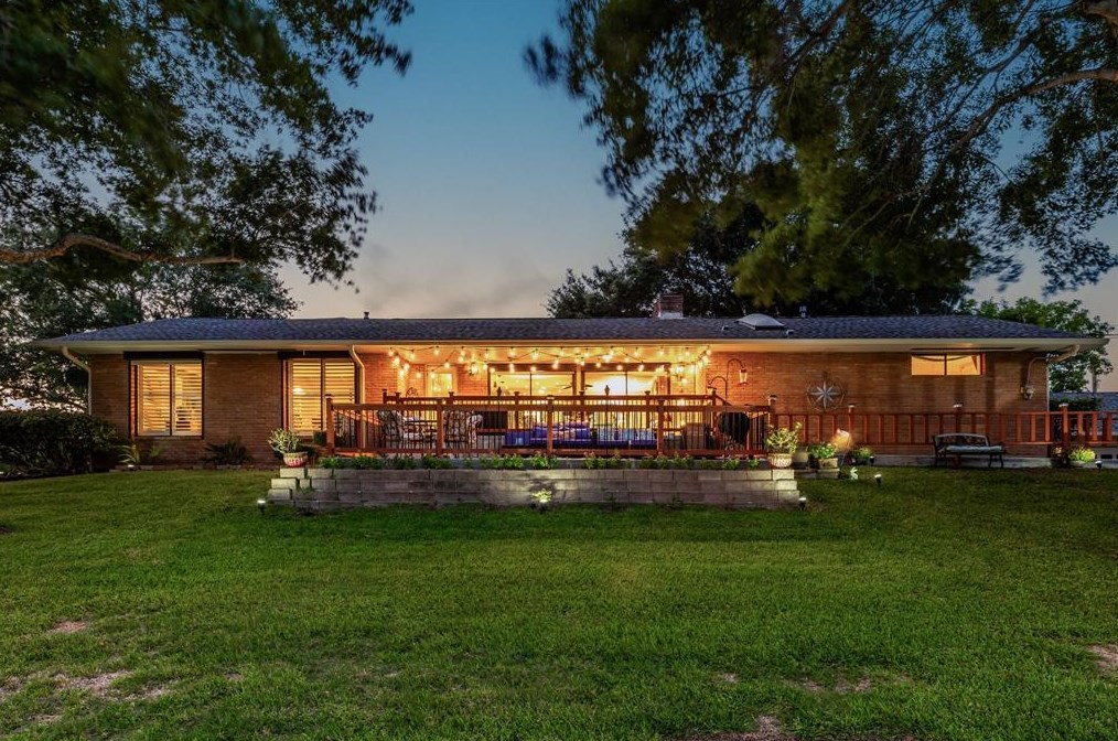 702 Timber Cv Dr, Taylor Lake Village TX 77586-4617 exterior