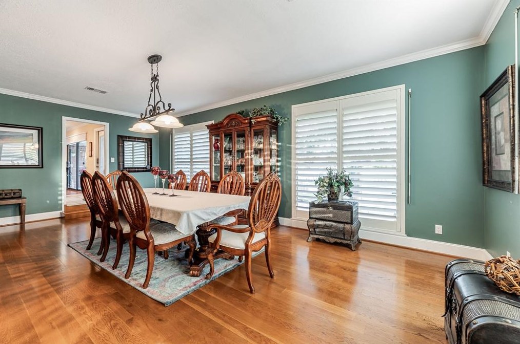 702 Timber Cv Dr, Taylor Lake Village TX 77586-4617 exterior