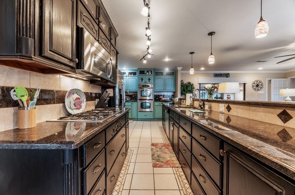 702 Timber Cv Dr, Taylor Lake Village TX 77586-4617 exterior