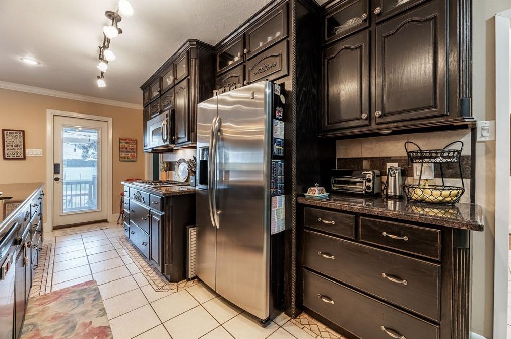 702 Timber Cv Dr, Taylor Lake Village TX 77586-4617 exterior