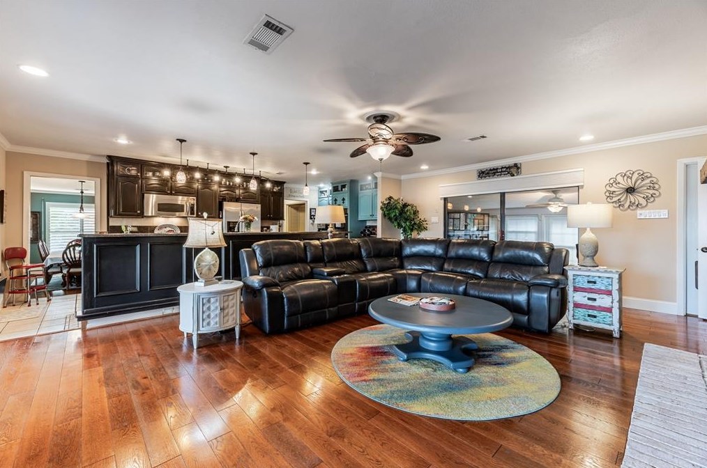 702 Timber Cv Dr, Taylor Lake Village TX 77586-4617 exterior