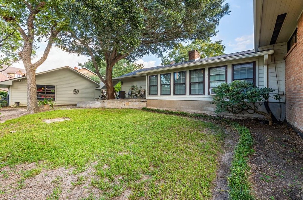 702 Timber Cv Dr, Taylor Lake Village TX 77586-4617 exterior