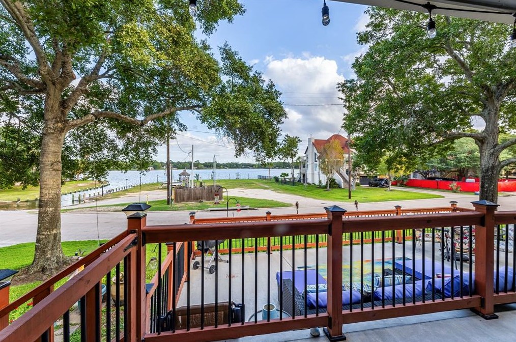 702 Timber Cv Dr, Taylor Lake Village TX 77586-4617 exterior