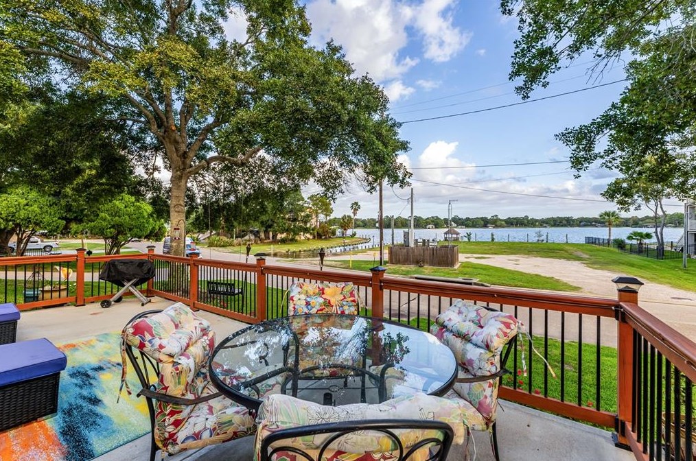 702 Timber Cv Dr, Taylor Lake Village TX 77586-4617 exterior