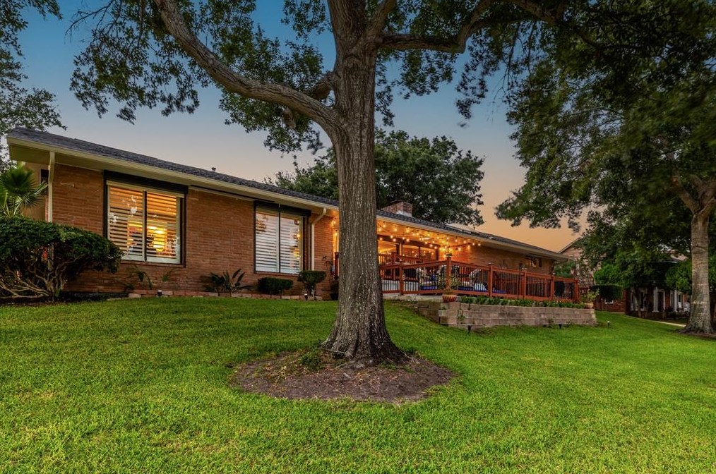 702 Timber Cv Dr, Taylor Lake Village TX 77586-4617 exterior