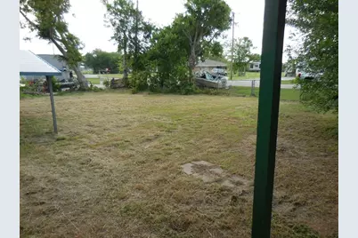 628 Austin Street W, Matagorda, TX 77457 - Photo 9