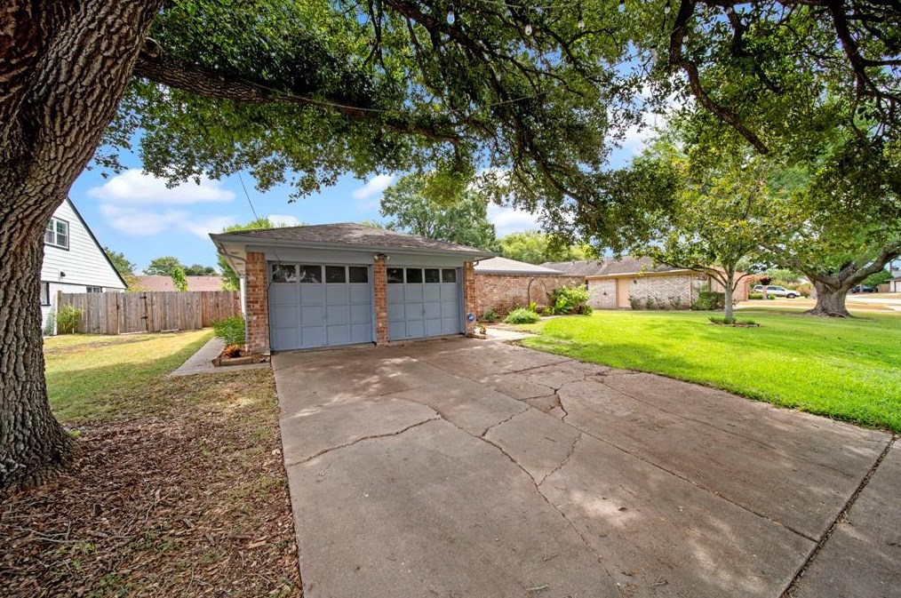 6615 Escondido Dr, Houston TX  77083-1111 exterior
