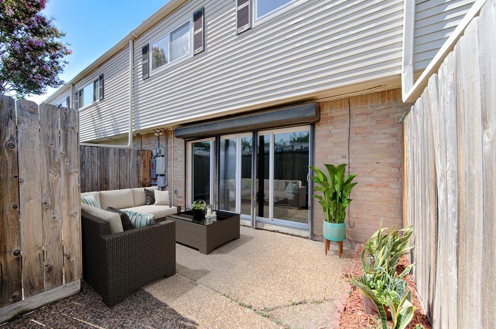 13176 Trail Hollow Dr, Houston TX  77079-3775 exterior