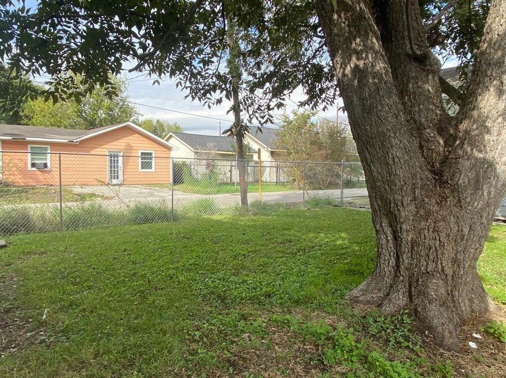 1910 Athos St, Houston TX  77012-3316 exterior