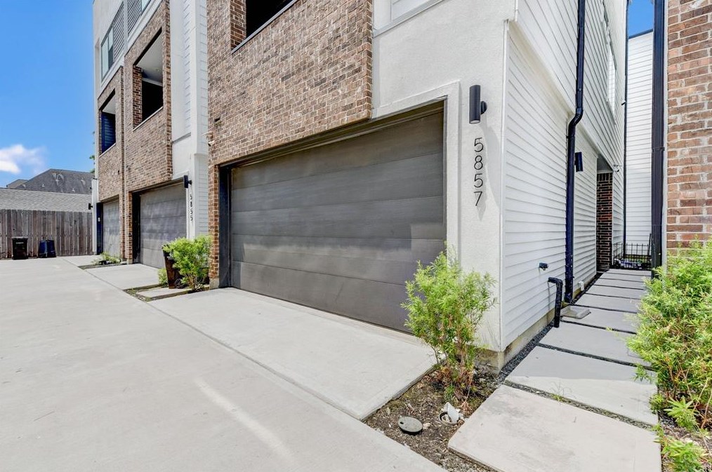 5857 Dolores St, Houston TX  77057-5602 exterior