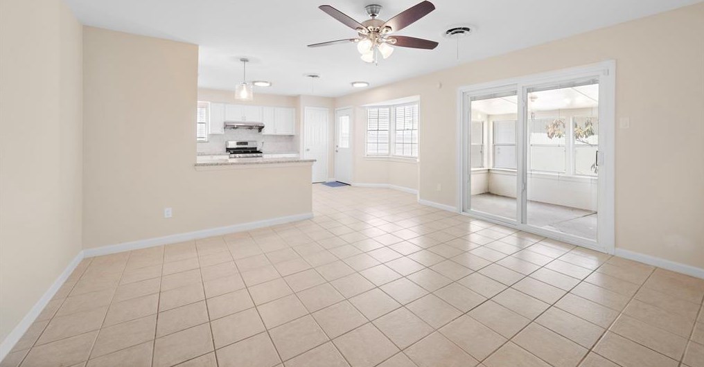 9023 Landsdowne Dr, Houston TX  77096-2913 exterior