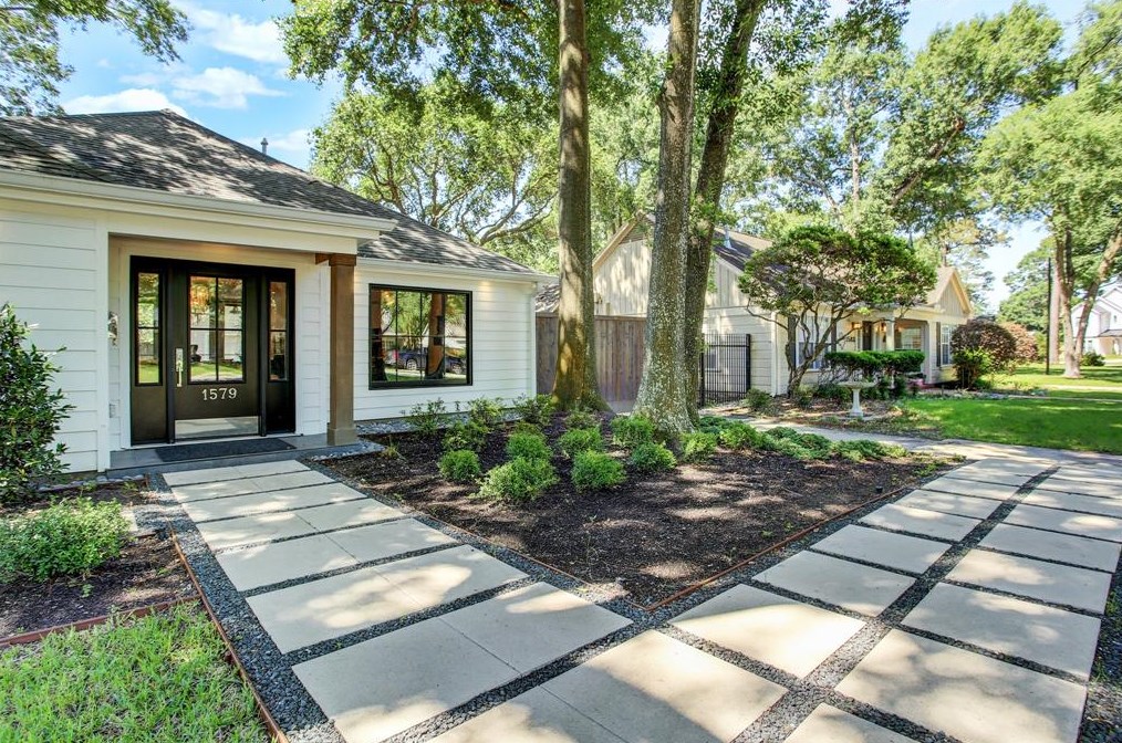 1579 Sue Barnett Dr, Houston TX  77018-4305 exterior