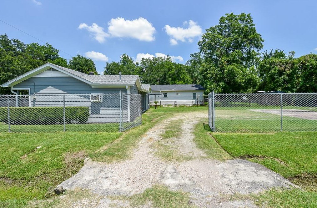 7502 Fawnridge Dr, Houston TX  77028-1320 exterior