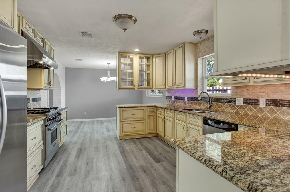 7530 Deep Forest Dr, Houston TX  77088-6720 exterior