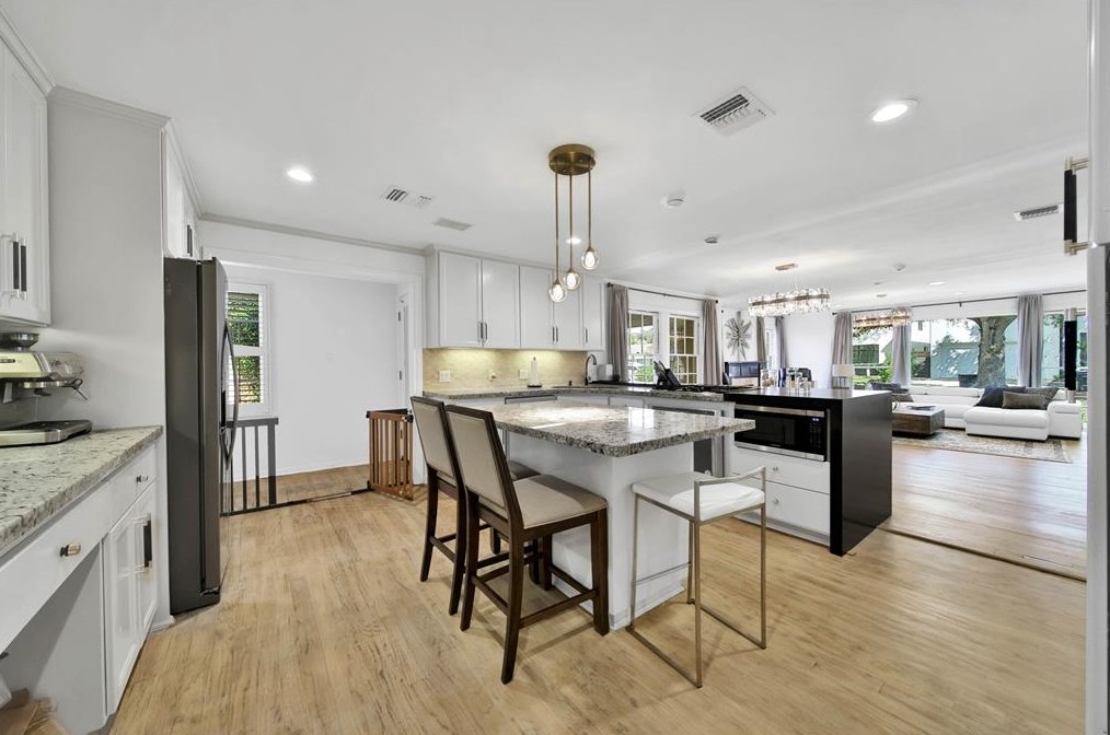 4015 Essex Ln, Houston TX  77027-5116 exterior