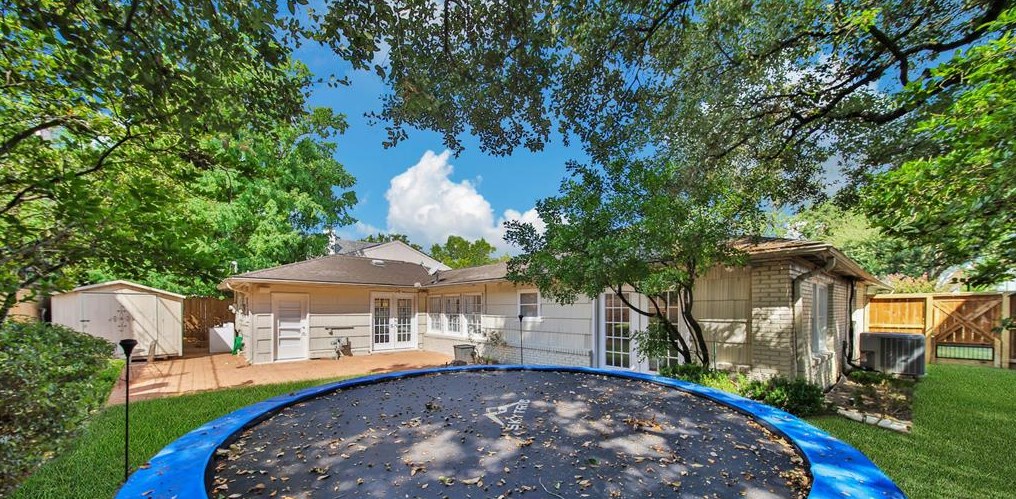 4015 Essex Ln, Houston TX  77027-5116 exterior