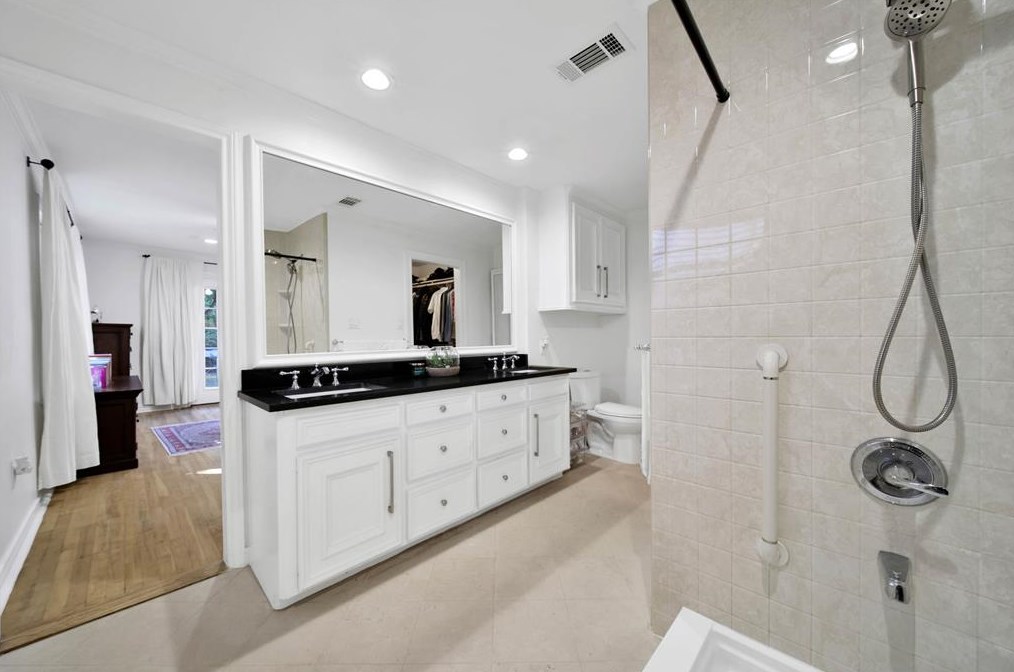 4015 Essex Ln, Houston TX  77027-5116 exterior
