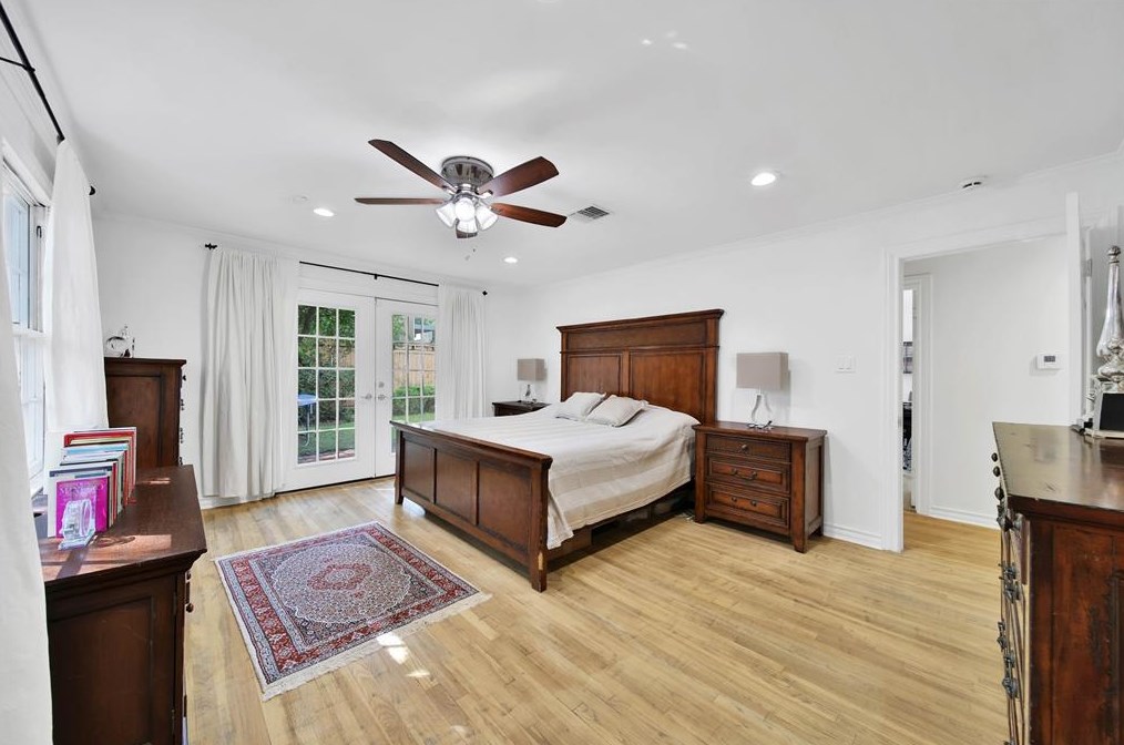 4015 Essex Ln, Houston TX  77027-5116 exterior
