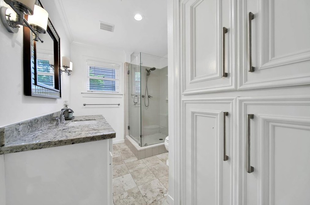 4015 Essex Ln, Houston TX  77027-5116 exterior
