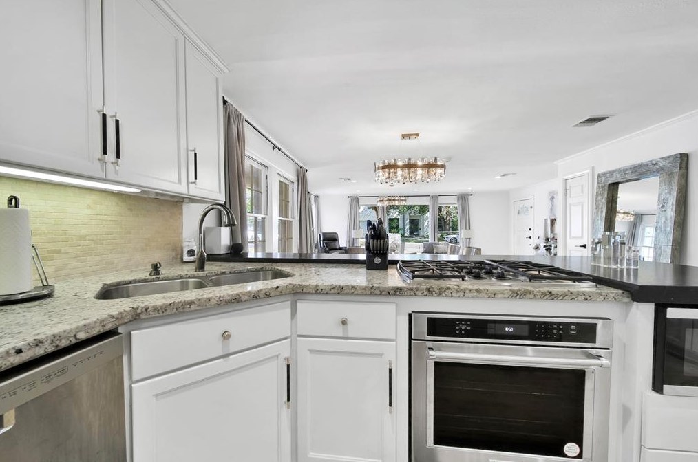 4015 Essex Ln, Houston TX  77027-5116 exterior
