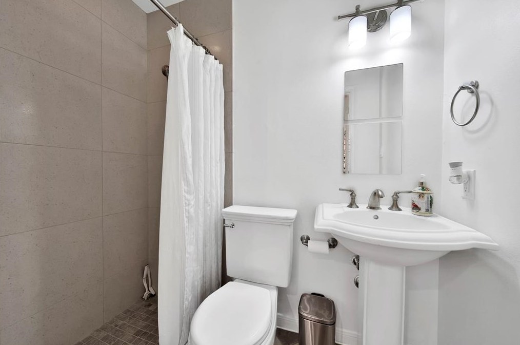4015 Essex Ln, Houston TX  77027-5116 exterior