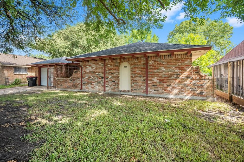 1106 Castolan Dr, Houston TX  77038-1814 exterior