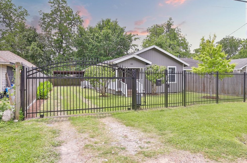 420 42nd St, Houston TX  77022-4622 exterior