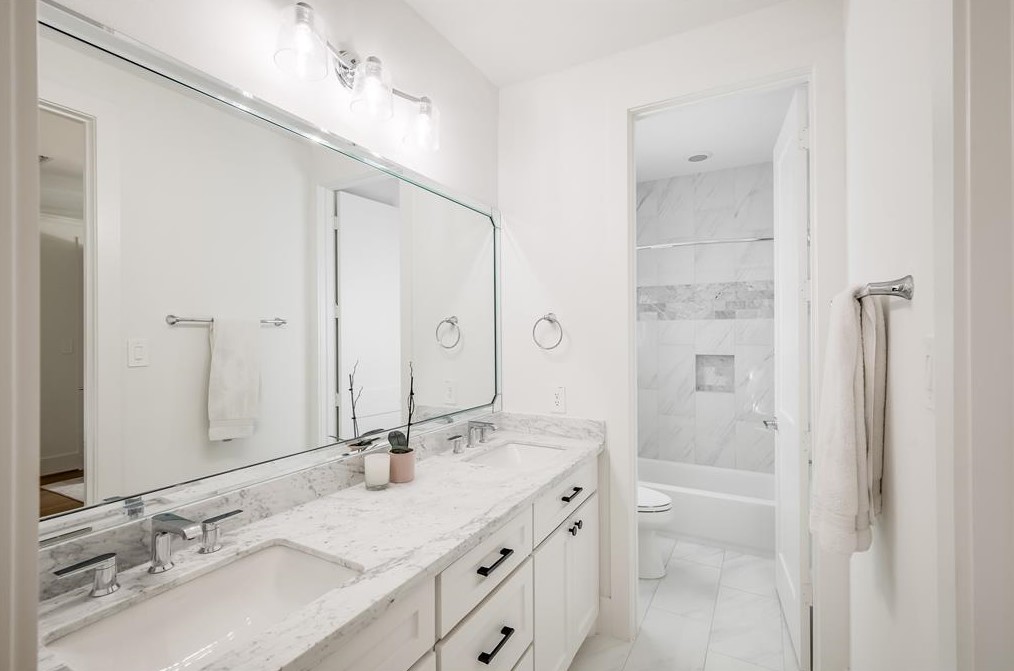 1351 Althea Dr, Houston TX  77018-5232 exterior