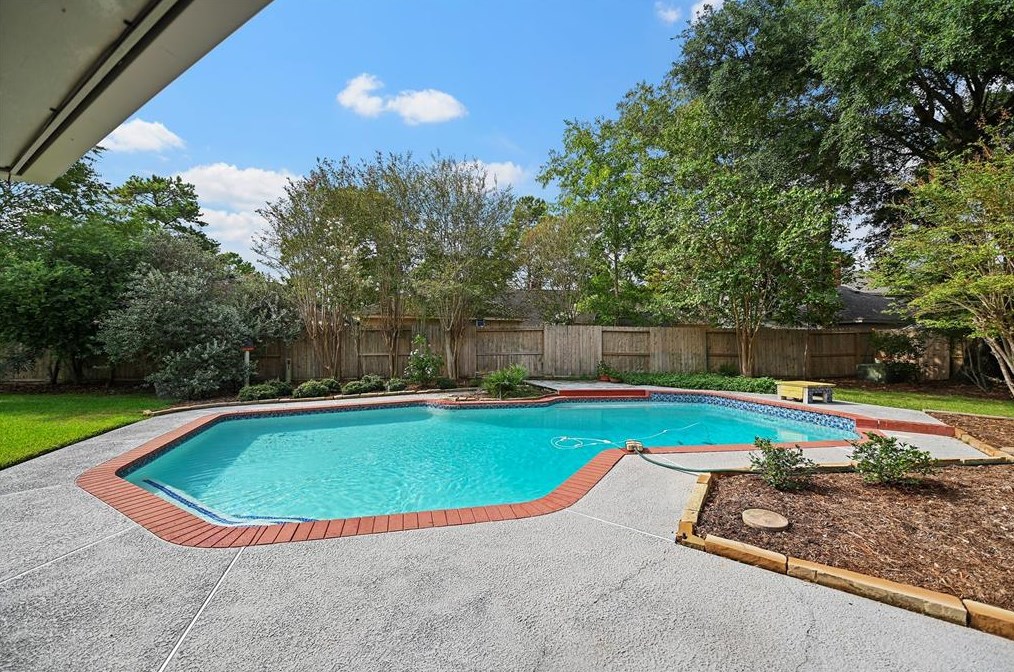 15971 Knl Ldg Dr, Houston TX  77095-1670 exterior