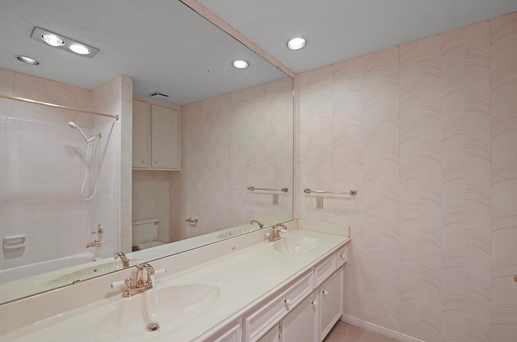 15971 Knl Ldg Dr, Houston TX  77095-1670 exterior