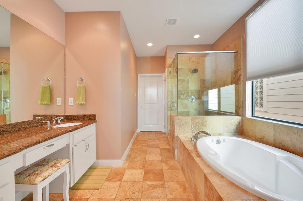 719 Reinerman St, Houston TX  77007-5236 exterior