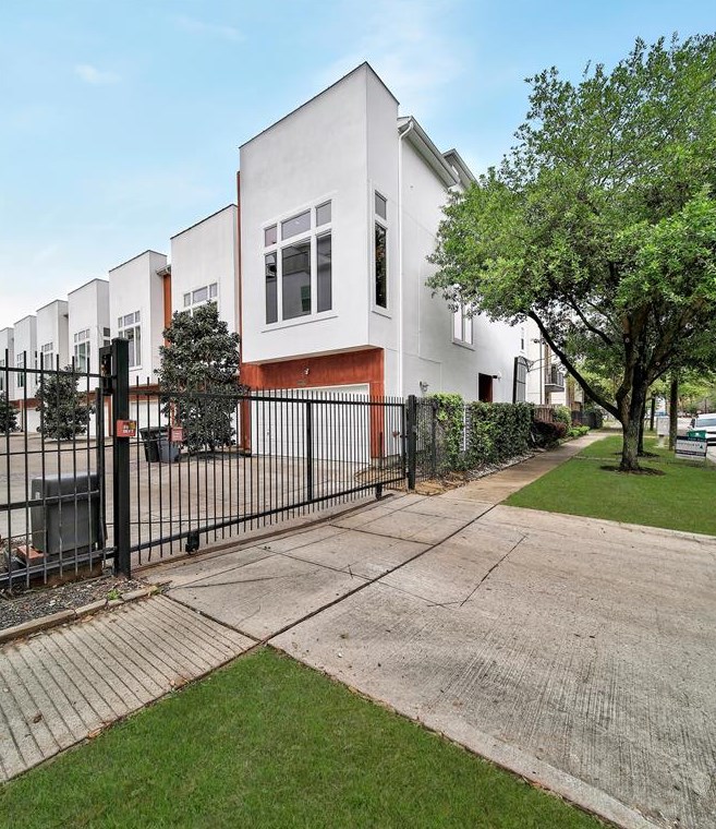 2718 Clay St, Houston TX  77003-4519 exterior