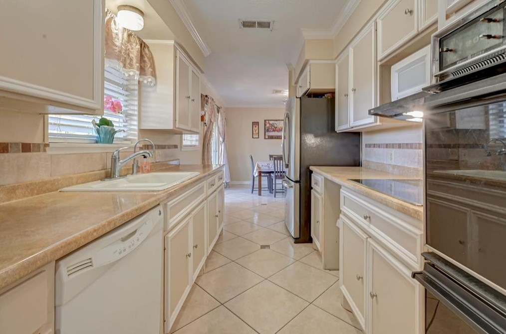 12106 Cedar Gap Ln, Houston TX  77072-4838 exterior