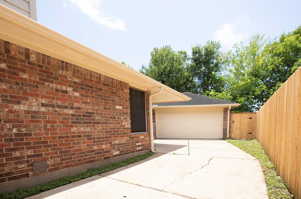 214 Knoll Forest Dr, Sugar Land TX  77479-6105 exterior