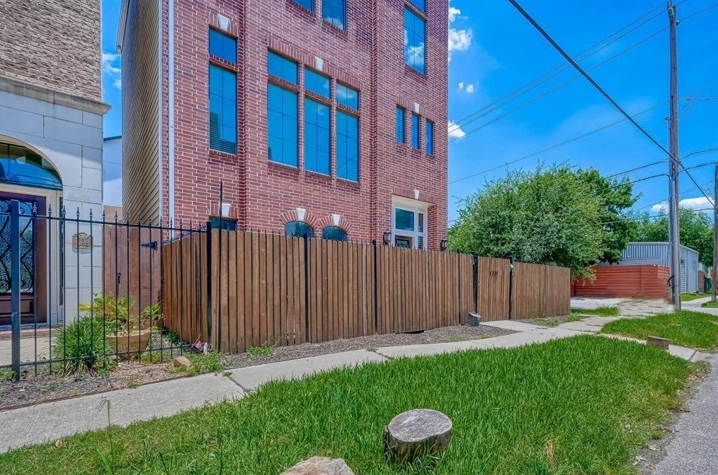 1739 Oakdale St, Houston TX  77004-5932 exterior